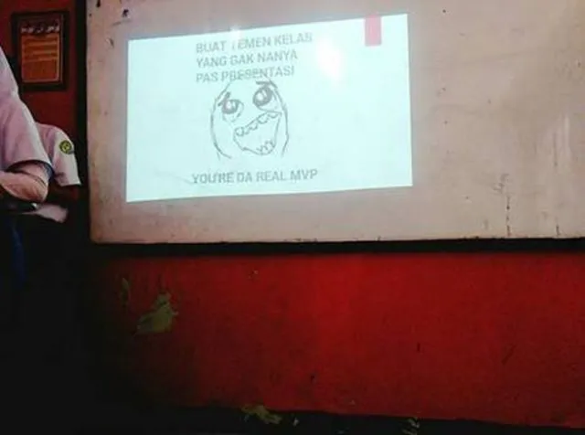 11 Kekonyolan Teman Saat Presentasi yang Bikin Ngakak. Salah Satu Alasan Kita Nggak Bosen di Kelas 20