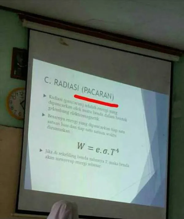 11 Kekonyolan Teman Saat Presentasi yang Bikin Ngakak. Salah Satu Alasan Kita Nggak Bosen di Kelas 13