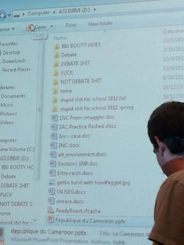 11 Kekonyolan Teman Saat Presentasi yang Bikin Ngakak. Salah Satu Alasan Kita Nggak Bosen di Kelas 14