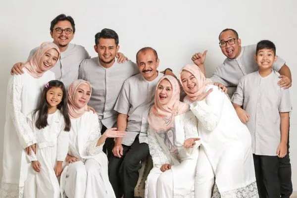 Tak Butuh Pacaran Lama, 8 Artis Ini Sukses Langgeng Sampai ke Pelaminan. Apa Rahasianya? 15