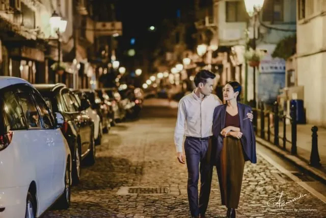 Tak Harus di Pantai atau Hutan, 10 Ide Foto Prewedding di Jalanan Ini Tak Kalah Berkesan 15