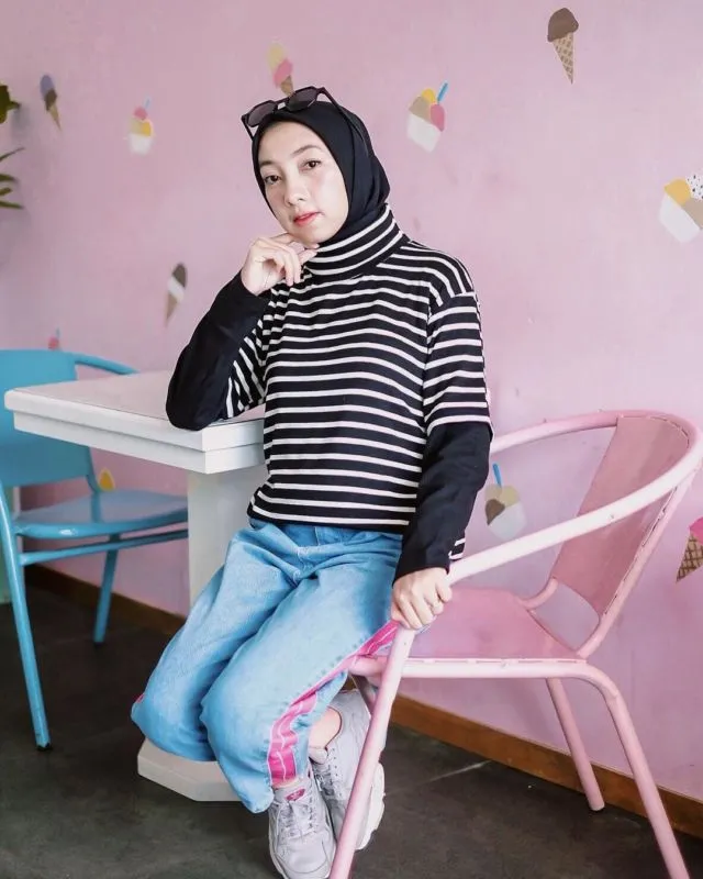10 Ide Padu Padan Baju Garis-garis ala Hijabers. Manis! 12