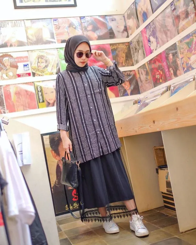 10 Ide Padu Padan Baju Garis-garis ala Hijabers. Manis! 14