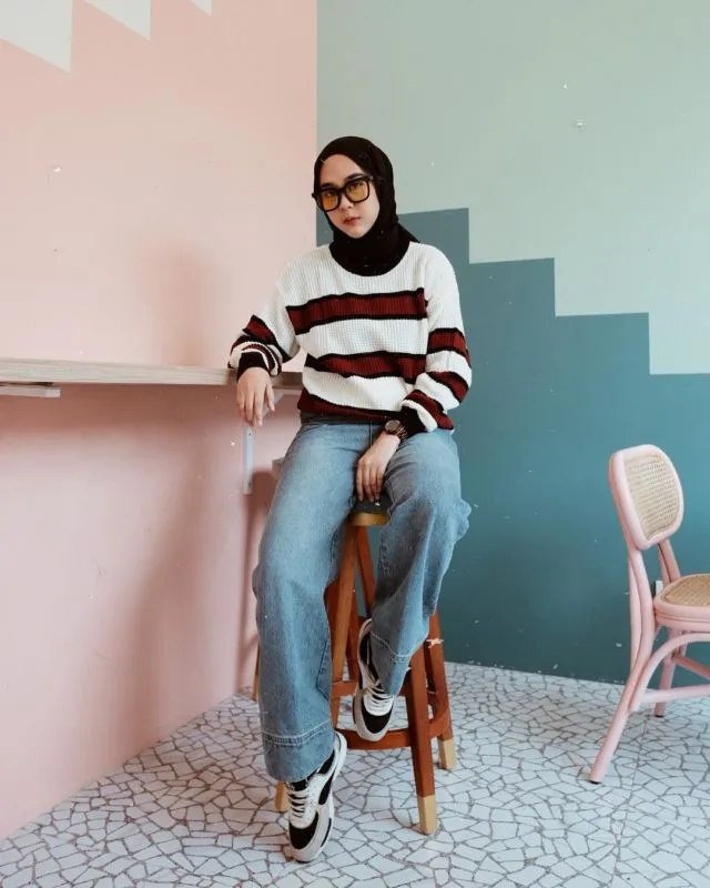 10 Ide Padu Padan Baju Garis-garis ala Hijabers. Manis! 15