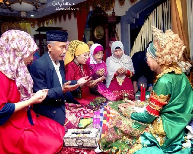 Mengenal Prosesi Mappacci dari Pernikahan Bugis ala Selebgram Alfy Saga-Fatma Sari. Ini Lo Maknanya 10