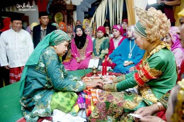 Mengenal Prosesi Mappacci dari Pernikahan Bugis ala Selebgram Alfy Saga-Fatma Sari. Ini Lo Maknanya 9