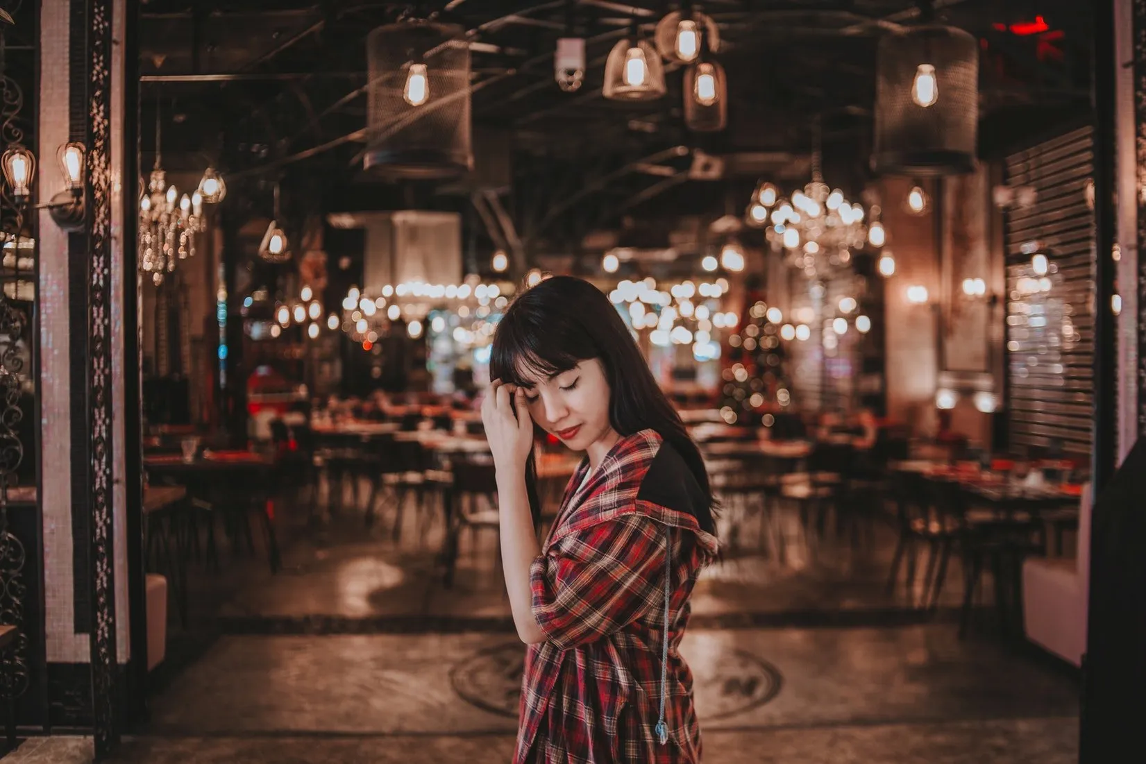 Agar Nggak Makan Hati Nunggu Kabar Pacar yang Super Sibuk, Lebih Baik Kamu Bersikap Begini!