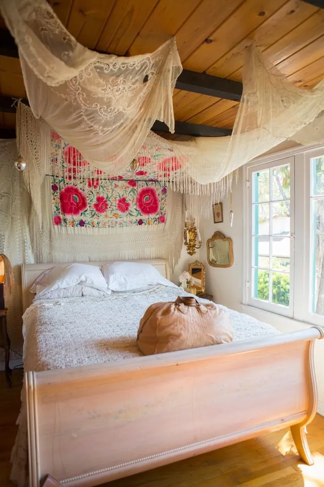 12+ Ide Dekorasi Kamar Bergaya Bohemian yang Bikin Kamu Seolah-olah Kayak Seniman 23