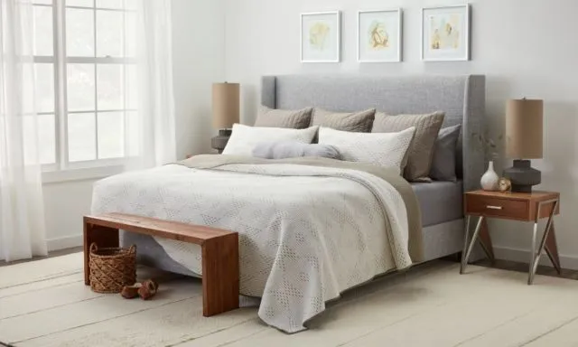 9 Ide Penataan Bantal ala Hotel untuk Kasur Queen Size. Kalau Rapi Begini Jadi Betah, Kan? 13