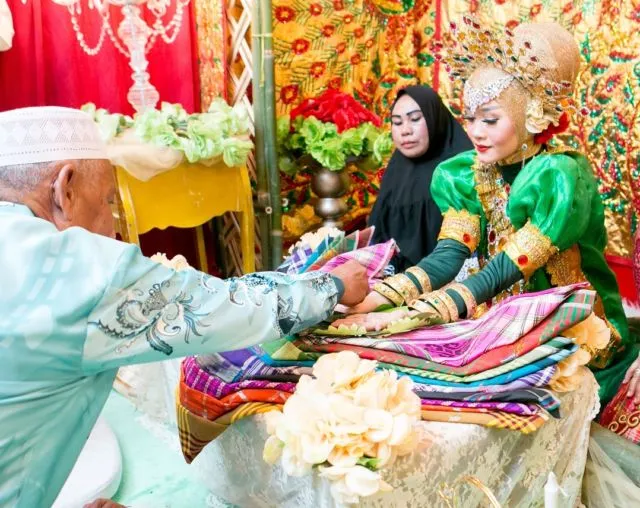 Mengenal Prosesi Mappacci dari Pernikahan Bugis ala Selebgram Alfy Saga-Fatma Sari. Ini Lo Maknanya 6