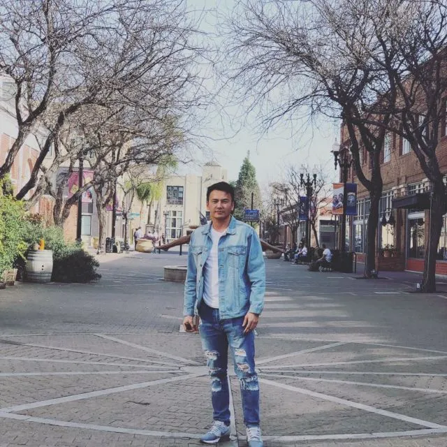 Intip Gaya Wijaya Saputra di Luar Arena Basket yang Stylish Menarik. Pantas Kalau Banyak yang Melirik 20