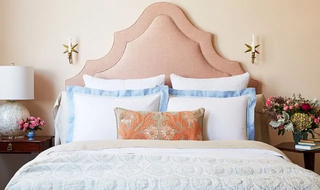 9 Ide Penataan Bantal ala Hotel untuk Kasur Queen Size. Kalau Rapi Begini Jadi Betah, Kan? 11