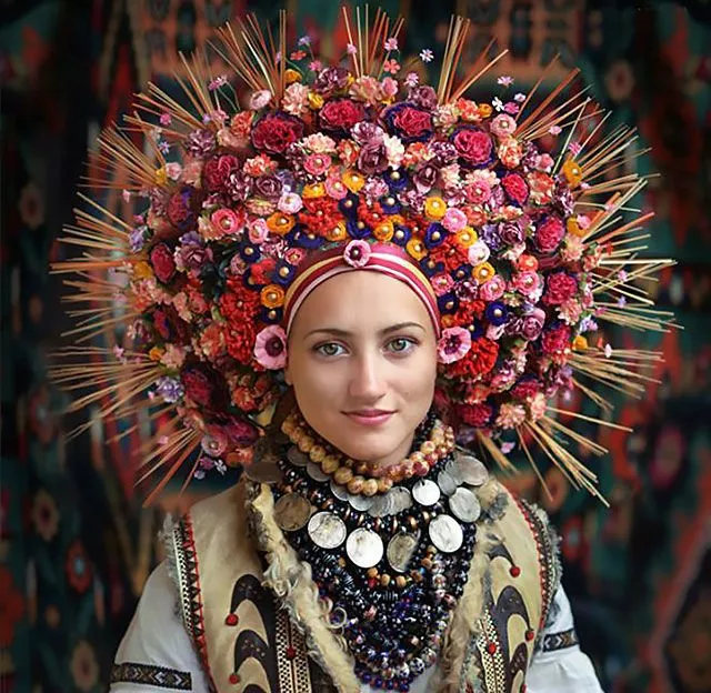 10 Mahkota Pengantin Tradisional dari Berbagai Belahan Dunia, Indonesia Juga Punya! 11