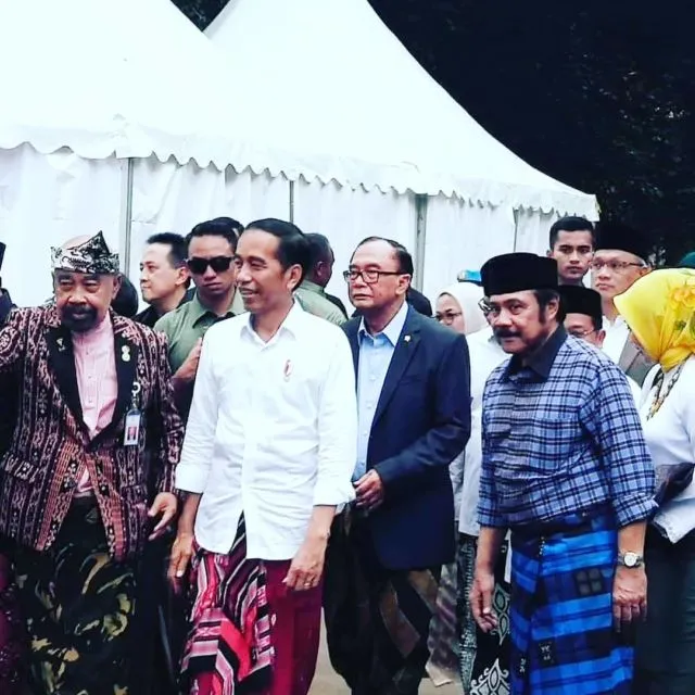 Pak Jokowi Ingin Ada Kebijakan Wajib Pakai Sarung Tiap Sekali Sebulan, Apa Alasannya? 4