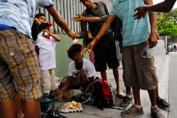 Nasib Venezuela Kian Memprihatinkan. Kini Banyak Orang Lapar Mengais Sisa Makanan dari Tong Sampah 12