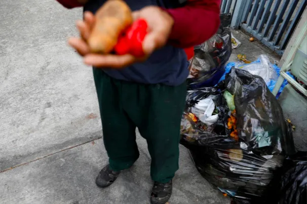 Nasib Venezuela Kian Memprihatinkan. Kini Banyak Orang Lapar Mengais Sisa Makanan dari Tong Sampah 20