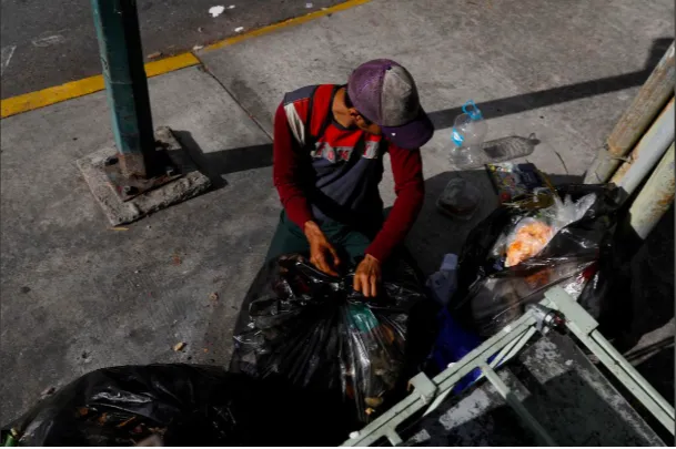 Nasib Venezuela Kian Memprihatinkan. Kini Banyak Orang Lapar Mengais Sisa Makanan dari Tong Sampah 13