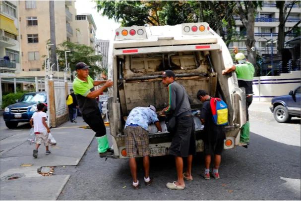 Nasib Venezuela Kian Memprihatinkan. Kini Banyak Orang Lapar Mengais Sisa Makanan dari Tong Sampah 15