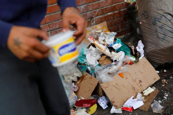 Nasib Venezuela Kian Memprihatinkan. Kini Banyak Orang Lapar Mengais Sisa Makanan dari Tong Sampah 17