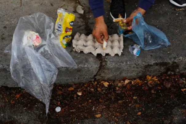 Nasib Venezuela Kian Memprihatinkan. Kini Banyak Orang Lapar Mengais Sisa Makanan dari Tong Sampah 18