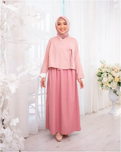 8 Inspirasi Ciamik Pakai Hanbok Modern. Sopan Tertutup, Bisa Banget Jadi Andalan Kalian ke Kondangan 15