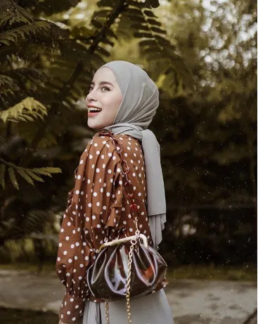 11 Pesona Aghnia Punjabi Saat Foto 'Meringis'. Aduhai Manis! 19