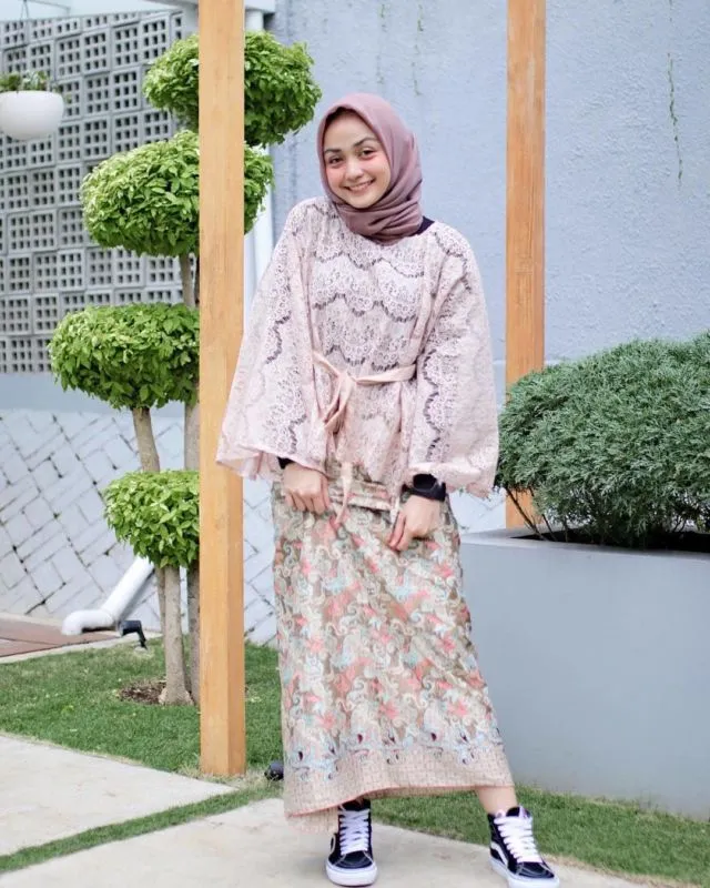 10 Ide Cantik Padukan Busana Formal dengan Sneakers ke Kondangan. Siap-siap Curi Perhatian! 17