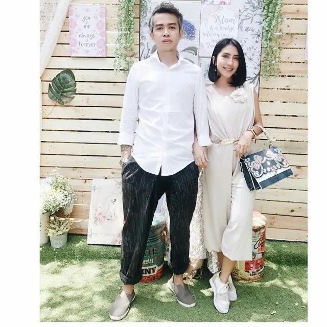 10 Ide Cantik Padukan Busana Formal dengan Sneakers ke Kondangan. Siap-siap Curi Perhatian! 11