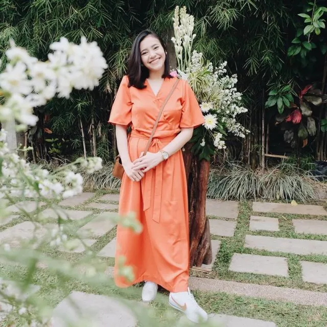 10 Ide Cantik Padukan Busana Formal dengan Sneakers ke Kondangan. Siap-siap Curi Perhatian! 18