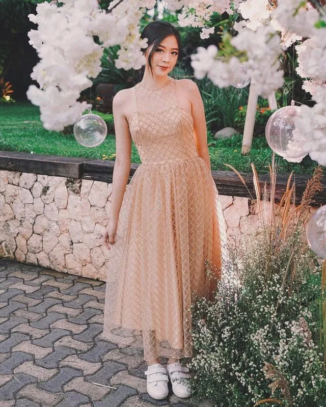 10 Ide Cantik Padukan Busana Formal dengan Sneakers ke Kondangan. Siap-siap Curi Perhatian! 14