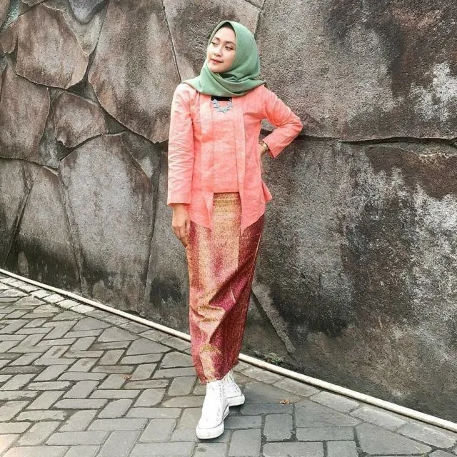 10 Ide Cantik Padukan Busana Formal dengan Sneakers ke Kondangan. Siap-siap Curi Perhatian! 13