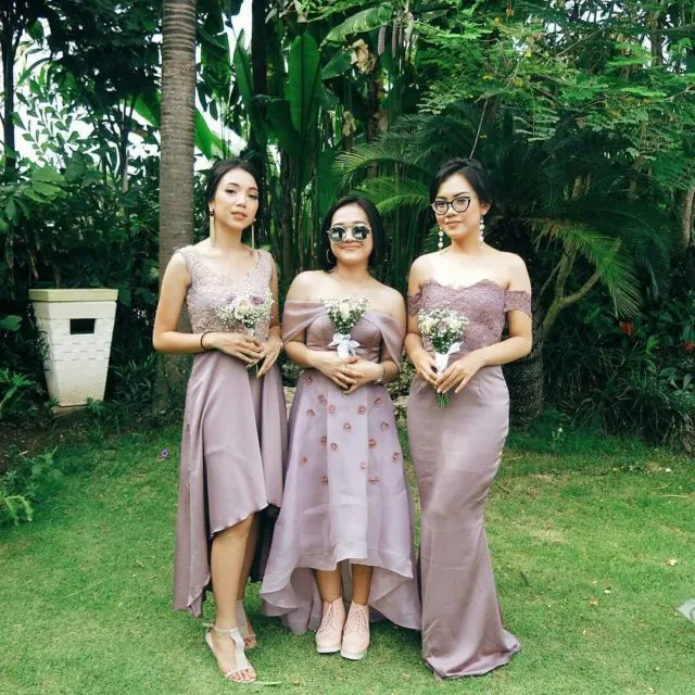 10 Ide Cantik Padukan Busana Formal dengan Sneakers ke Kondangan. Siap-siap Curi Perhatian! 12