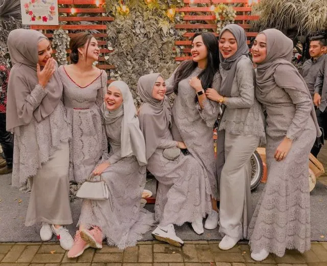 10 Ide Cantik Padukan Busana Formal dengan Sneakers ke Kondangan. Siap-siap Curi Perhatian! 19