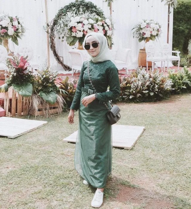10 Ide Cantik Padukan Busana Formal dengan Sneakers ke Kondangan. Siap-siap Curi Perhatian! 16