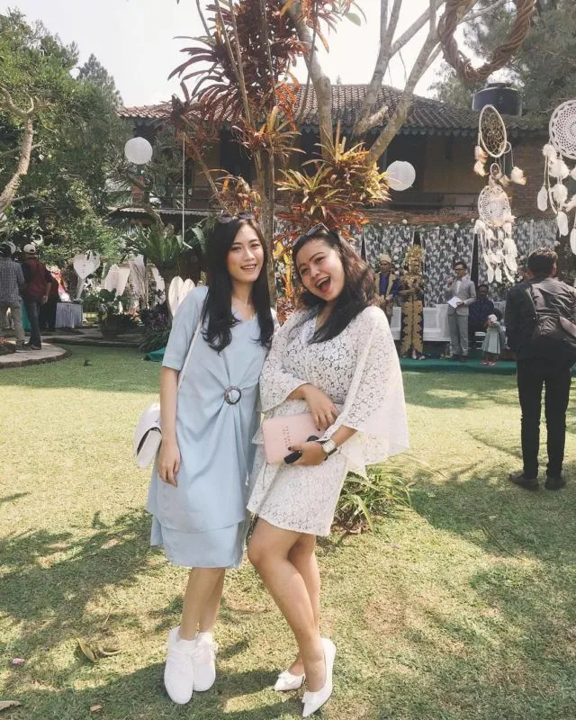 10 Ide Cantik Padukan Busana Formal dengan Sneakers ke Kondangan. Siap-siap Curi Perhatian! 15