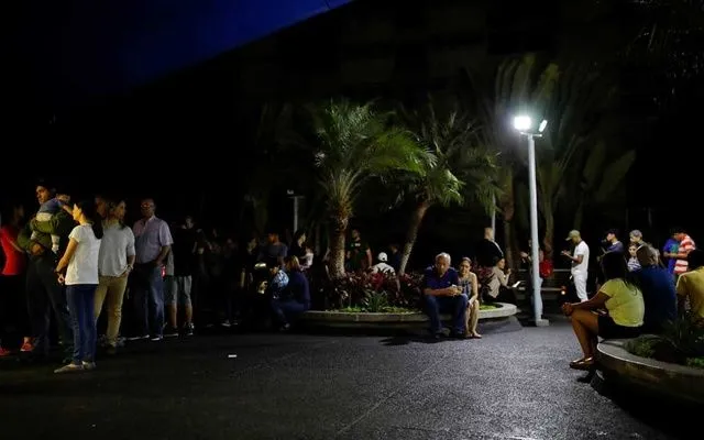 13 Potret dari Babak Terbaru Penderitaan Warga Venezuela. 70% Wilayahnya Kini Gelap Gulita 18