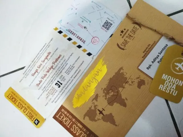 14 Desain Undangan Nikah yang Paling Out of The Box. Saking Kreatifnya Malah Bikin Kita Jadi Ngakak 22