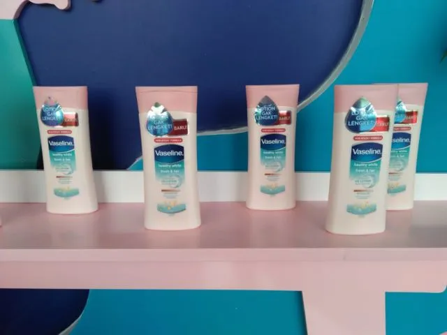 Vaseline Healthy White Fresh and Fair Lotion Bantu Mencerahkan Tanpa Lengket di Kulit 8