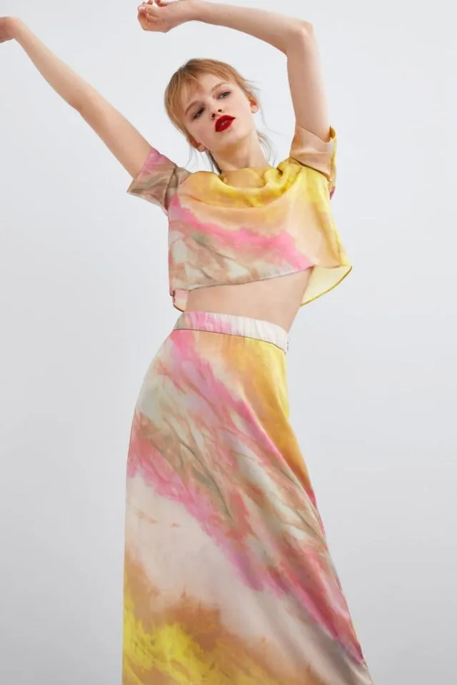 Tren Motif Kain Ikat Celup Kembali Ngehits. Cek Inspirasi Outfitnya, Yuk! 14
