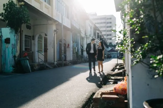 Tak Harus di Pantai atau Hutan, 10 Ide Foto Prewedding di Jalanan Ini Tak Kalah Berkesan 11
