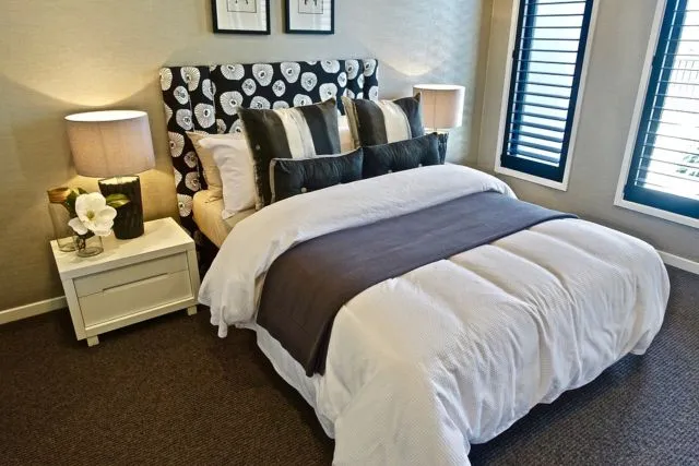9 Ide Penataan Bantal ala Hotel untuk Kasur Queen Size. Kalau Rapi Begini Jadi Betah, Kan? 14