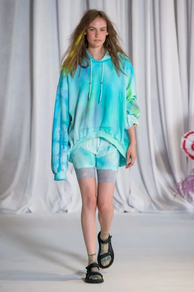 Tren Motif Kain Ikat Celup Kembali Ngehits. Cek Inspirasi Outfitnya, Yuk! 10