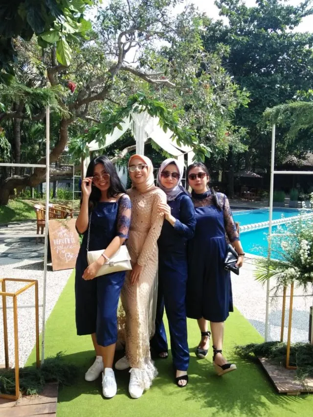 10 Ide Cantik Padukan Busana Formal dengan Sneakers ke Kondangan. Siap-siap Curi Perhatian! 20