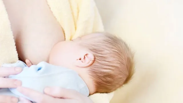 Si Kecil Tiba-tiba Rewel dan Mogok Makan, Bisa Jadi Sariawan Penyebabnya. Ini Trik Mengatasinya 5