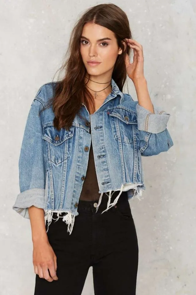 8 Ide Ciamik Pakai Jaket Denim yang Sudah Dipermak Biar 'Naik Kelas'. Nggak Bakal Ada Kembarannya! 11