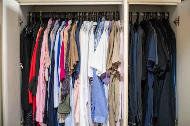 7 Cara Kreatif Menyiasati Lemari Pakaian yang Terlihat Penuh Agar Muat Lebih Banyak Lagi 11 gantungan baju