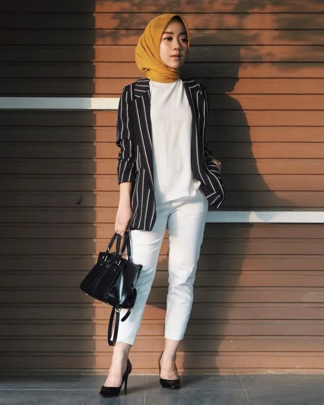 10 Ide Padu Padan Baju Garis-garis ala Hijabers. Manis! 16