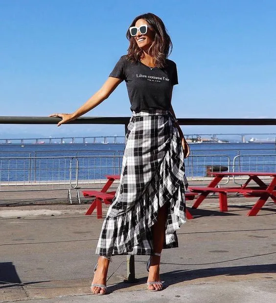10 Ide Gaya Rok Ruffle Kotak-Kotak. Nggak Cuma Nyaman, Tampilannya pun Elegan! 11