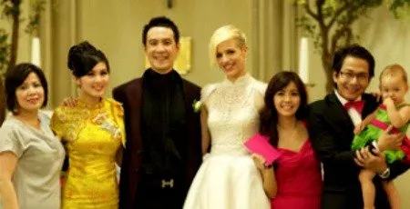 Jarang Terekspos, Ini 8 Potret Pernikahan Bahagia Daniel Mananta dan Anak Istrinya. Romantis! 9