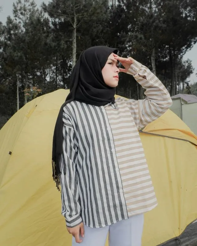 10 Ide Padu Padan Baju Garis-garis ala Hijabers. Manis! 13